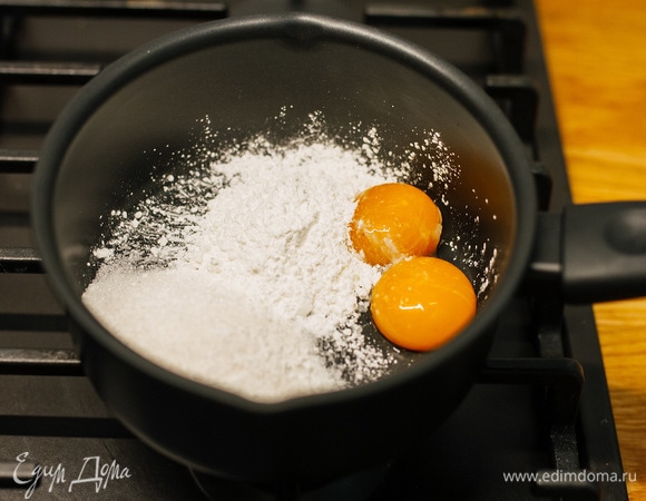 В другом сотейнике перемешать желтки, сахар и крахмал.