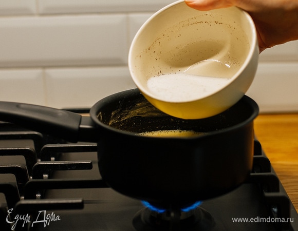 Поставить на огонь и, активно мешая, постепенно вливать горячее молоко. Довести до кипения и немного остудить.
