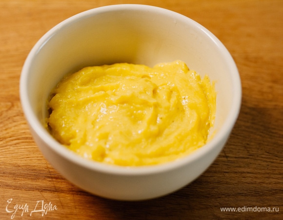 Процедить заварной крем через сито.