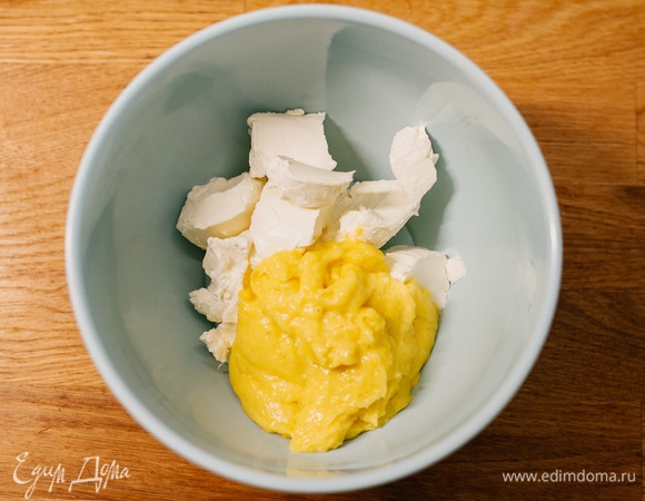 Добавить к творожному сыру и взбить миксером.