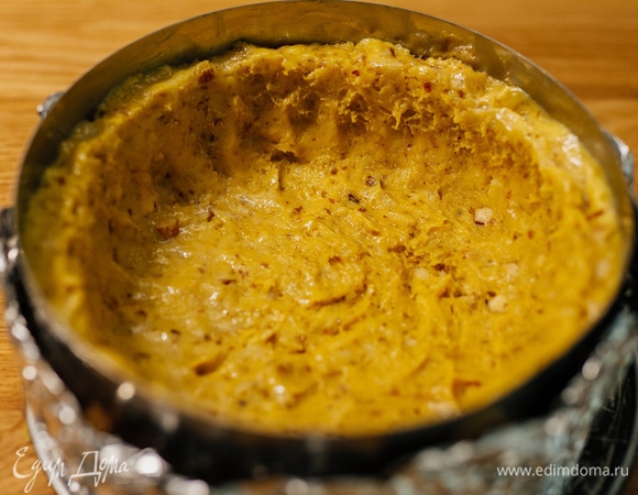 Форму смазать сливочным маслом, у меня это кольцо диаметром 18 см. Выложить охлажденное тесто, сформировав дно и бортики, как показано на фото.