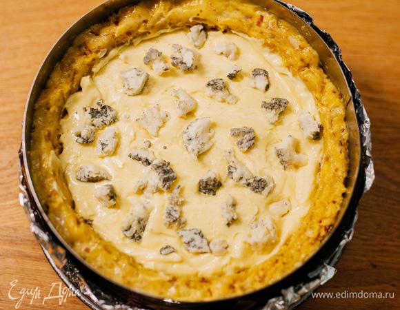 На крем раскрошить кусочками сыр дорблю.