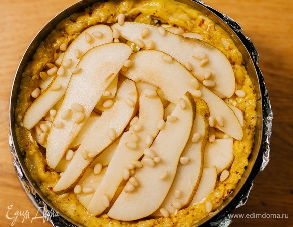 Выложить груши, нарезанные ломтиками. Сверху посыпать кедровыми орешками.