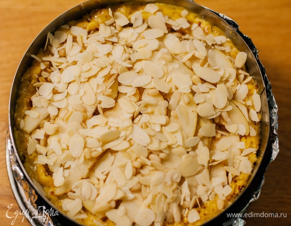 Затем — миндальными лепестками.