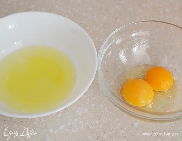 Белки отделите от желтков.