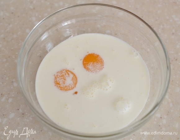 Взбивайте вилкой желтки, добавляя сахар, соль, молоко.
