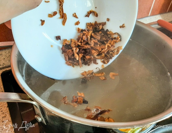 Грибы промыть и отправить вариться в бульон минут на 15.