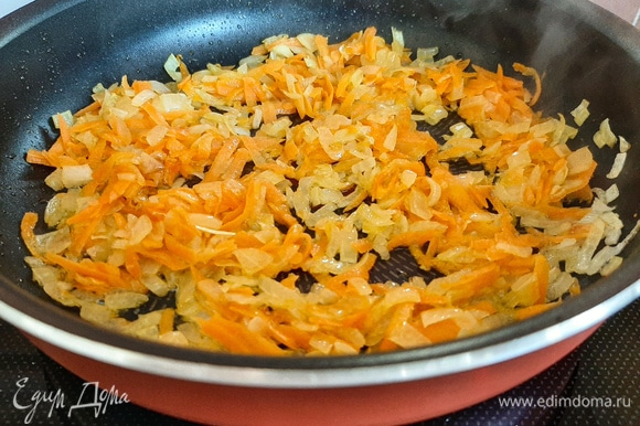 Обжарить на растительном масле лук и морковь.