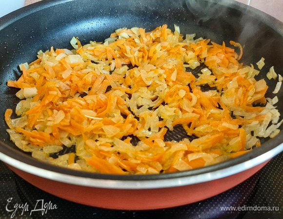 Обжарить на растительном масле лук и морковь.