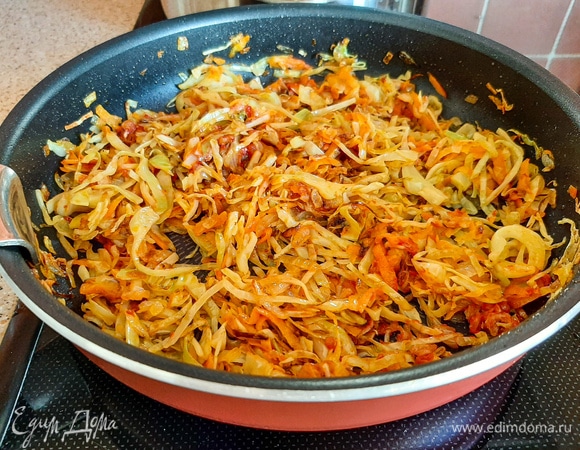 Добавить томатную пасту и снять с огня.