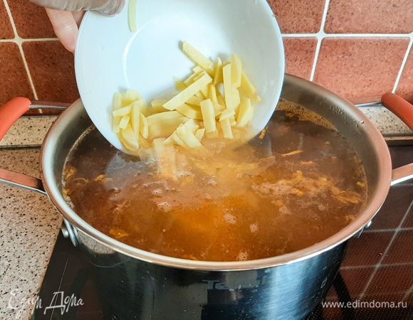 Тем временем грибы уже почти готовы. Выкладываем в бульон зажарку и нарезанный картофель. Варим до мягкости картофеля.