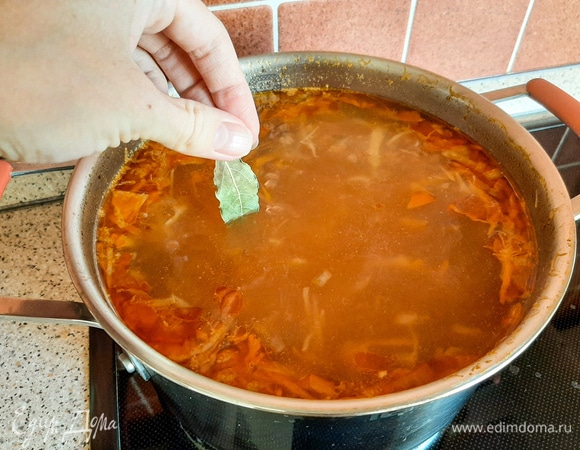 За 2 минуты до конца варки добавляем лавровый лист.