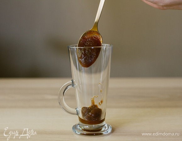 В кружку добавить 1 ст. ложку сваренного пюре.