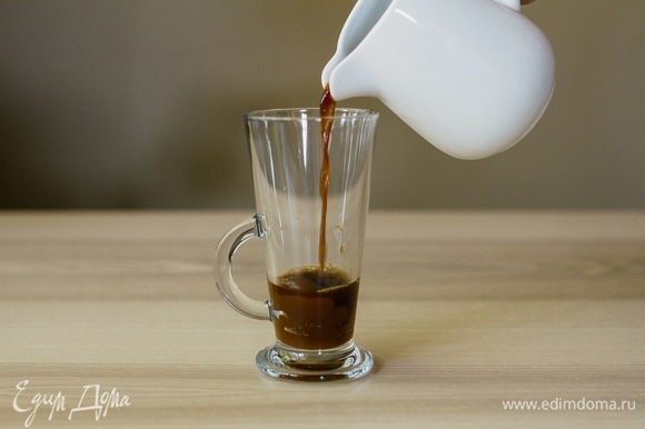 Влить свежесваренный кофе и хорошо перемешать. Количество кофе и молока рассчитано на две кружки объемом 265 мл.