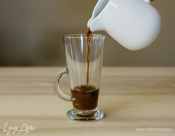 Влить свежесваренный кофе и хорошо перемешать. Количество кофе и молока рассчитано на две кружки объемом 265 мл.