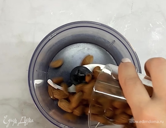 Берем поджаренный миндаль.