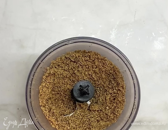 Миндаль измельчаем в блендере или берем миндальную муку.