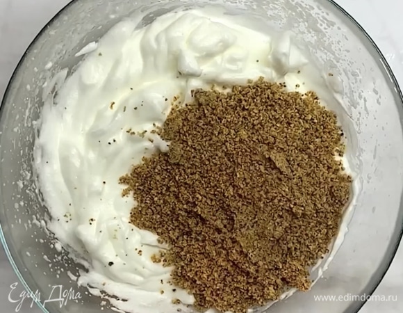К белковой массе добавляем измельченный миндаль и хорошо перемешиваем лопаткой.