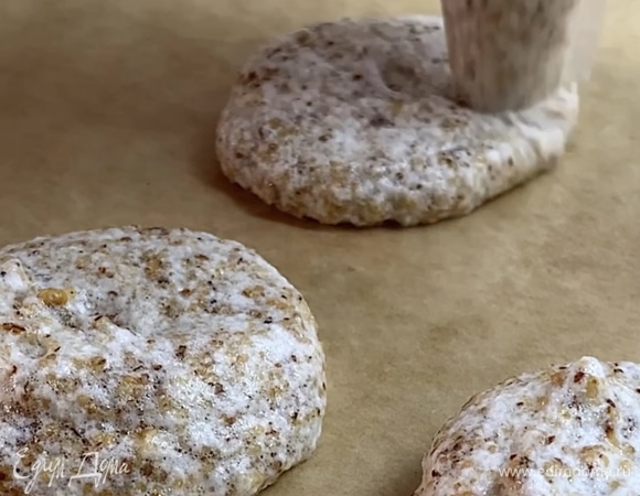 С помощью кондитерского мешка или ложки отсаживаем печенье.