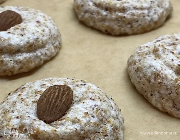 Украшаем миндалем. Ставим в духовку, разогретую до 150°C, на 5 минут, затем уменьшаем температуру до 100°C и готовим еще около 1 часа.