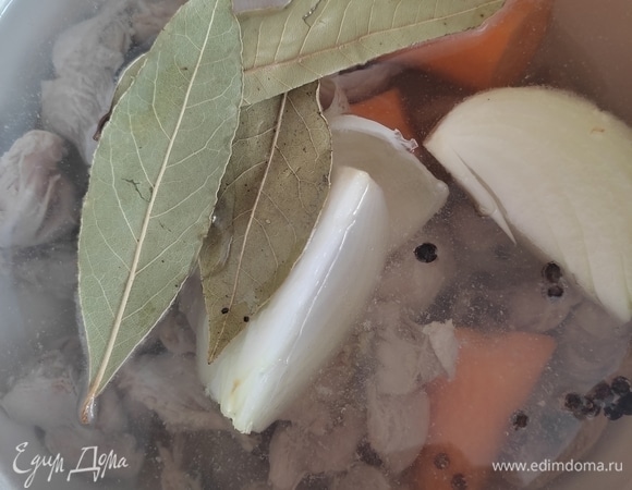 Добавить лук, морковь, перец горошком, лавровый лист. Варить до готовности, где-то 1–1,5 часа (зависит от размера желудков).