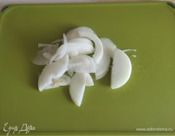 Оставшийся лук нарезаем полукольцами.