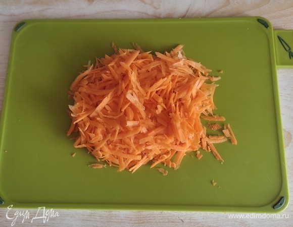 Морковь натираем на крупной терке.