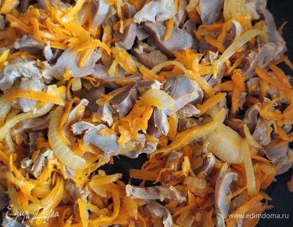 Добавляем нарезанные желудочки и обжариваем все вместе 3–4 минуты.