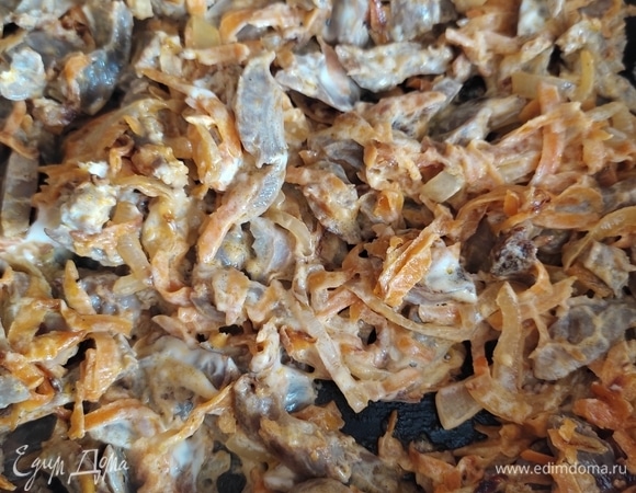 Добавляем заправку, хорошо перемешиваем и прогреваем все вместе еще 2–3 минуты.