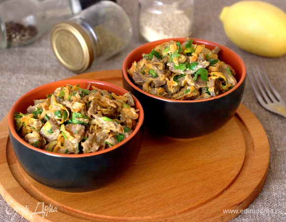 Зелень измельчаем и добавляем в салат, перемешиваем, пробуем на соль. Подаем в теплом виде. Приятного аппетита!