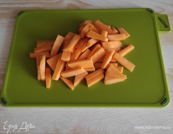 Тыкву, очищенную от кожуры и семян, режем мелкими кусочками.
