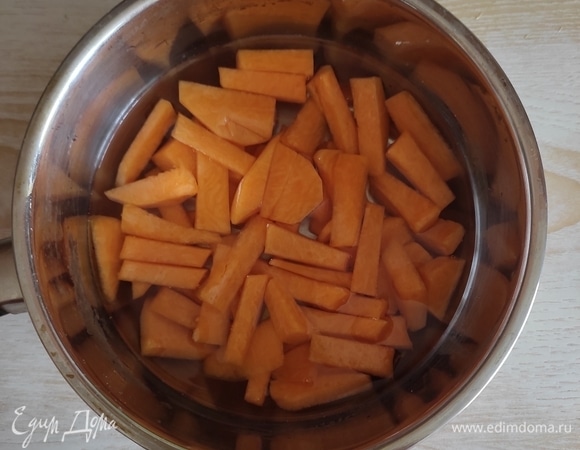 Заливаем водой и отвариваем до мягкости, в течение 7–10 минут.