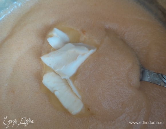 В готовую манку добавляем сливочное масло по вкусу, перемешиваем.