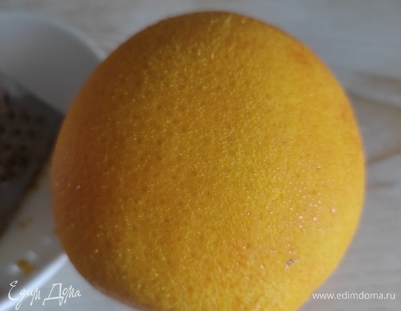 С хорошо вымытого апельсина с помощью маленькой терки снимаем цедру. Снимать нужно только оранжевый слой, не касаясь белого,тогда цедра не будет горчить.