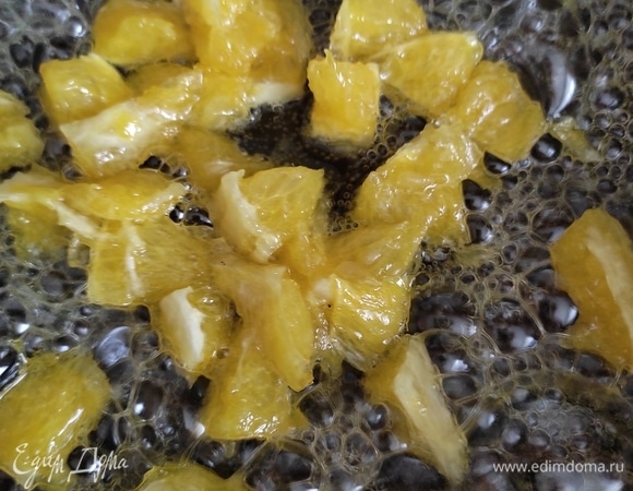 Держим на среднем огне 2–3 минуты, пока сироп немного не загустеет, а апельсин не станет чуть мягче.