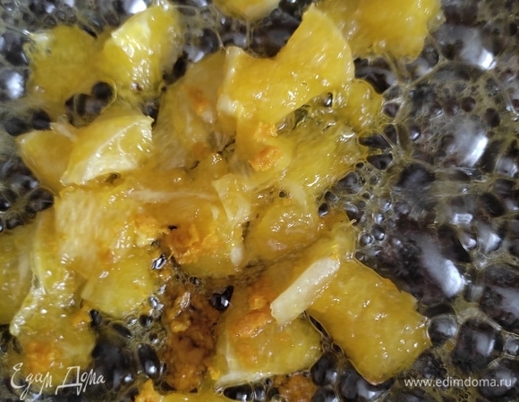 Добавляем цедру, все хорошо перемешиваем и выкладываем кусочки апельсина сверху на кашу вместе с сиропом.