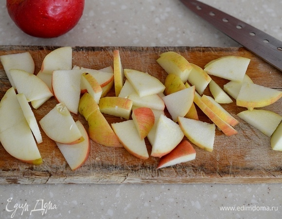 Яблоки нарежьте тонкими кусочками, добавьте к желтковой смеси.