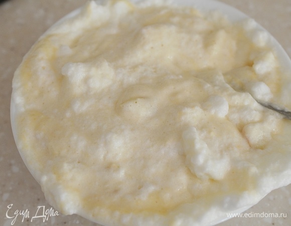 Перемешайте массу из желтков и яблок со взбитыми белками.