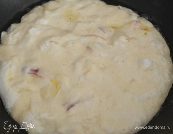 На сковороде разогрейте растительное масло, вылейте подготовленную массу и обжаривайте на небольшом огне по 3–4 минуты с каждой стороны.