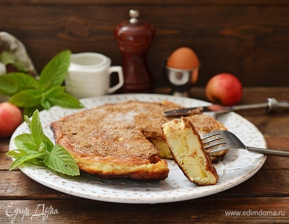 Посыпьте сверху смесью сахара и корицы. Подавайте к столу.