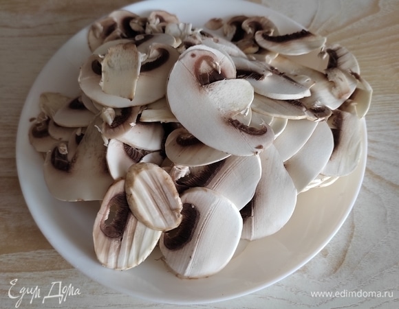 Шампиньоны вымыть и тоже нарезать слайсами.
