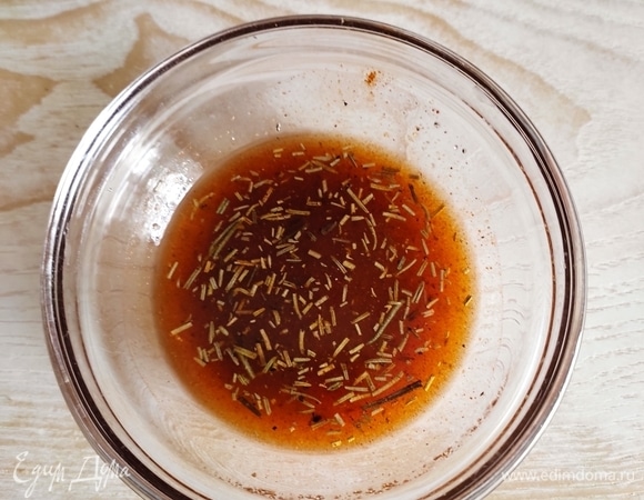 В растительное масло добавить специи. У меня розмарин, черный молотый перец, паприка, сухой чеснок, соль. Перемешать.