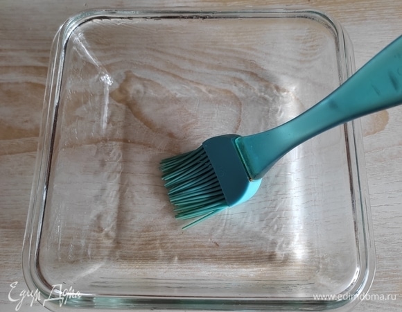 Форму для запекания смазать растительным маслом.