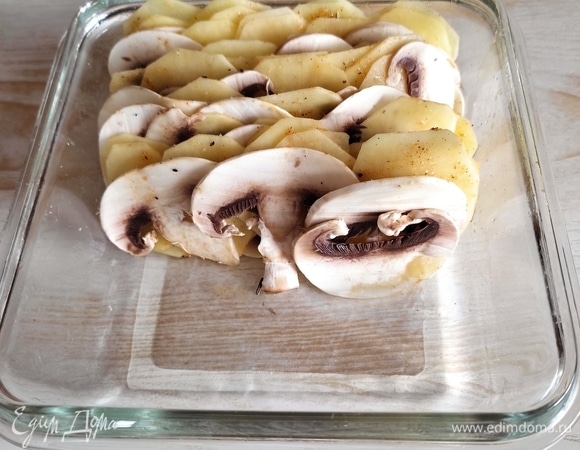 Уложить слайсы картофеля и грибов внахлест, чередуя ряды.