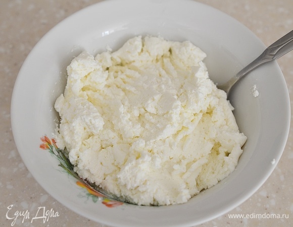 Творог разомните вилкой. Если у вас творог с крупинками, лучше протереть его через сито.