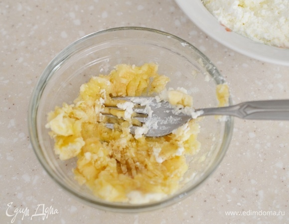 Банан разомните вилкой и добавьте к творогу.