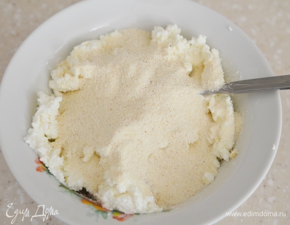 Добавьте манку, перемешайте и оставьте минут на 10, чтобы масса стала более плотной.