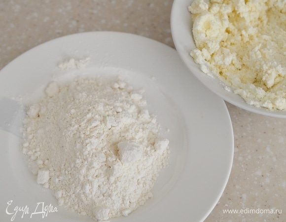 В тарелку насыпье муку.