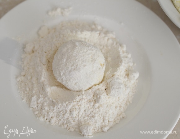 Ложкой выкладывайте немного творожной массы и формируйте шарики.