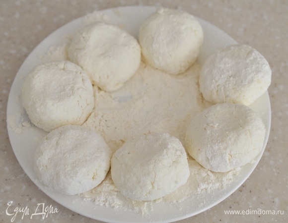 Немного приплюсните каждый шарик.